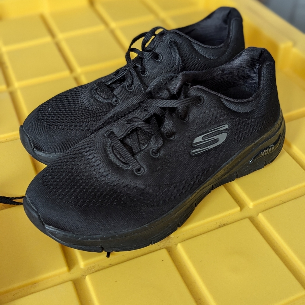 Skechers size 8